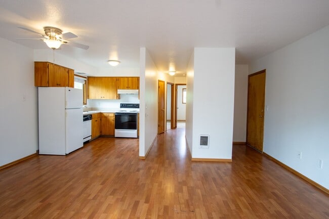 Building Photo - Top-Floor Two-Bedroom with Balcony & Parking!