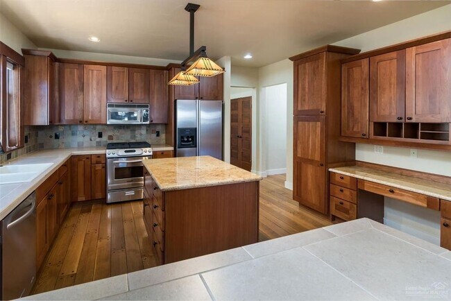 Building Photo - Large home on Awbrey Butte