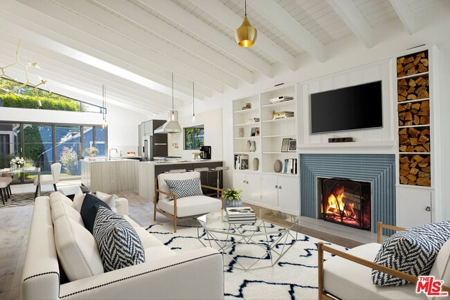 Building Photo - 1203 N Poinsettia Pl