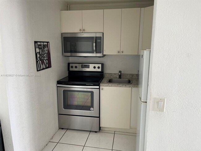 Foto del edificio - 7904 West Dr