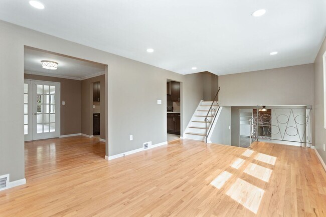 Foto del edificio - Beautifully Renovated Home Available for M...
