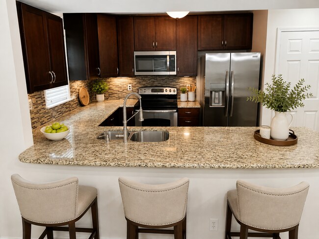 Building Photo - One of the Largest Units in Selwyn Farms! Prime Charlotte Location | Fireplace | Community Pool