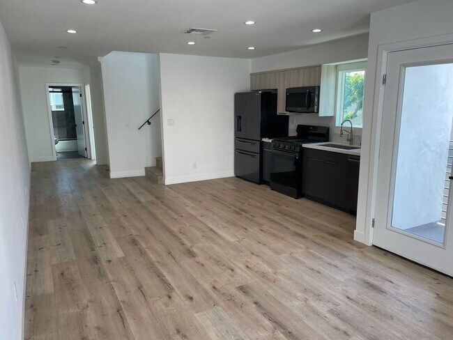 Foto del edificio - Spacious 4 Bedroom 3.5 Bath in Prime Thai ...