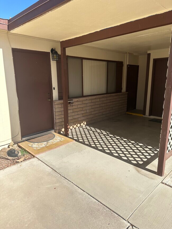 Amplio porche privado cubierto. - 862 Del Rey Dr