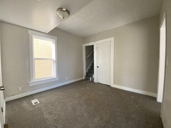 Building Photo - 2 bed 1 full bath and 1 half bath home for...