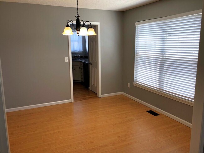 Foto del edificio - COMING SOON!! 5 Bed, 3.5 Bath, Pet Friendly!!