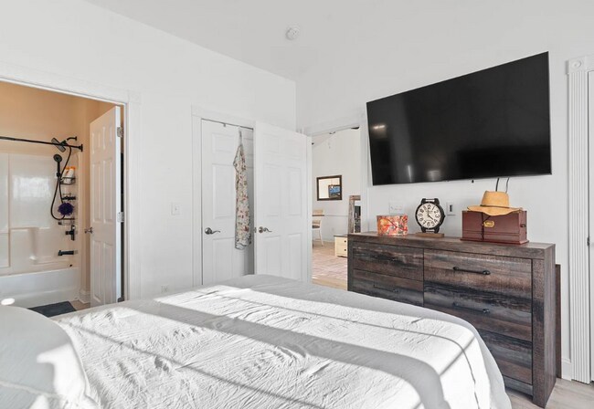 Foto del edificio - Stunning Top-Floor 2-Bedroom Retreat with Serene Pond Views!