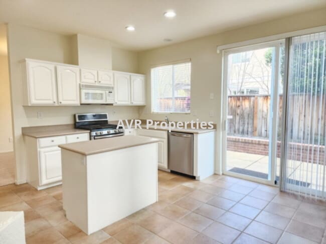 Foto del edificio - Beautiful four bedrooms, three bathrooms and three car garage Dublin home