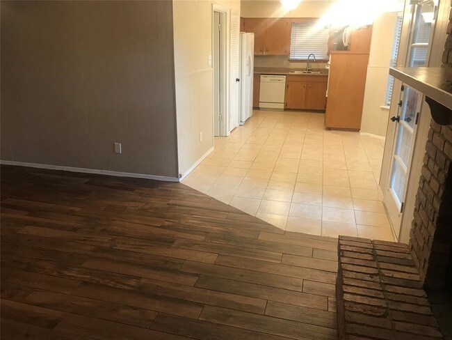 Building Photo - 1305 Academy Dr