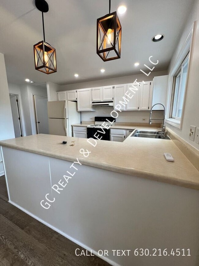 Building Photo - 1210 S Capri Terrace