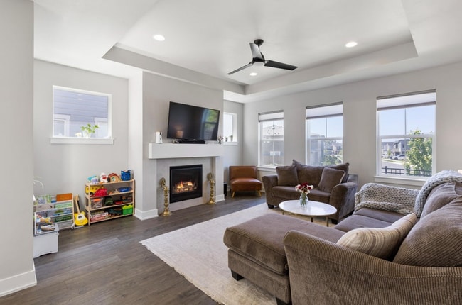 Building Photo - Beautiful 3-Bed Home in Petrosa with Resor...