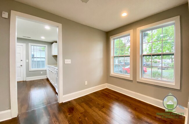 Building Photo - 306 W Wilburn Ave