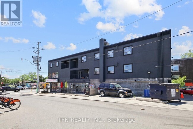 Building Photo - 1328-1328 Gerrard St E