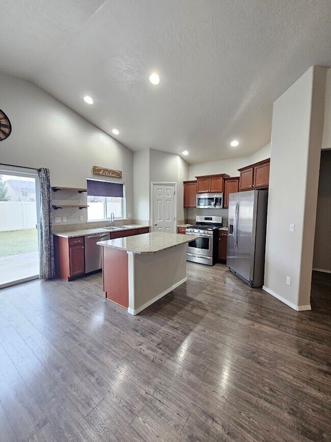 Building Photo - 3 Car Garage Home near Ten Mile!!