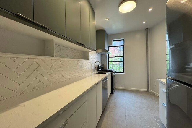 Building Photo - 31 E 127th St