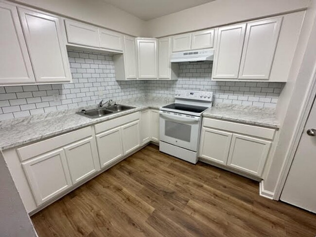 Building Photo - Duplex Apartment Great for a Family or for...