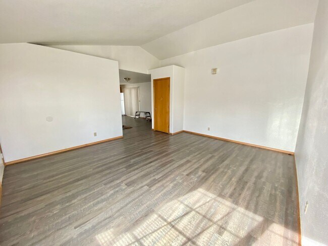 Building Photo - Charming 3 Bedroom/ 2 Bath Home with 2 car...