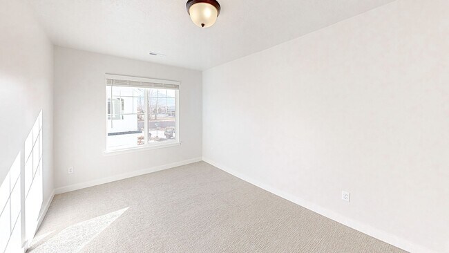 Building Photo - Newer Unit in the Spanish Fork Juniper ridge Townhomes