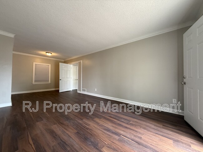 Building Photo - 3215 Barron Ave