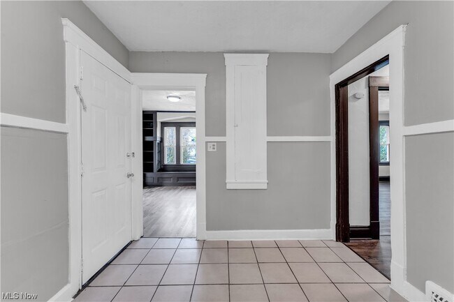 Building Photo - 3215 W 100th St