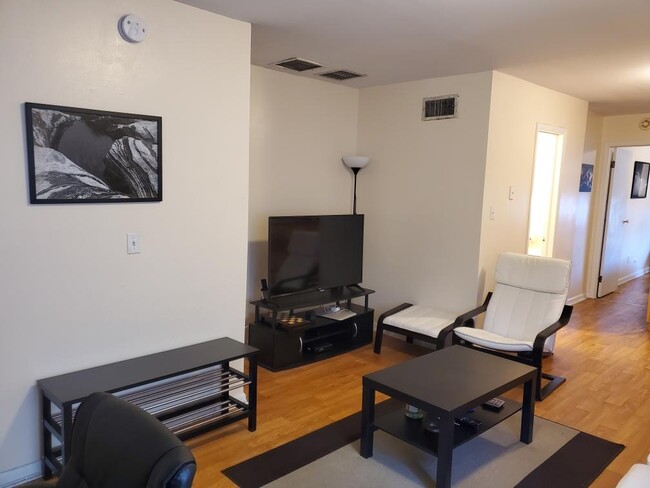 Foto del edificio - 717 Clinton St