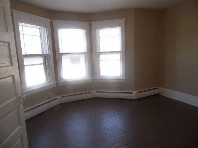 Building Photo - Large 3 Bedroom With Hardwood Floors