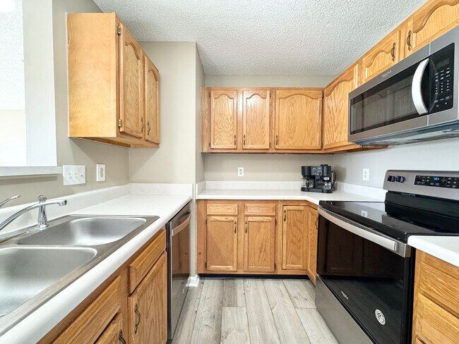 Building Photo - 2 Bedroom Condo with Washer/Dryer Included!