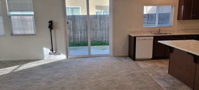 Building Photo - Adorable 3 bedroom 2.5 bath home with loft