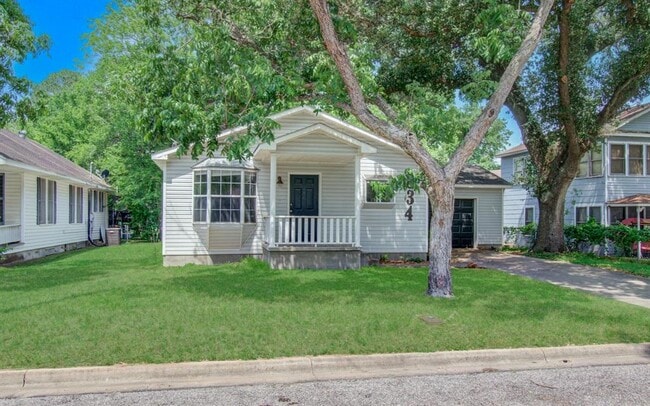 Building Photo - 834 Live Oak St