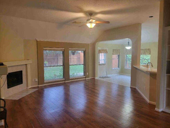 Building Photo - 3806 Lake View Dr