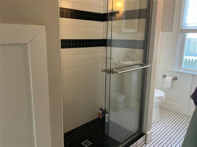 Foto del edificio - 12 Caswell Ave