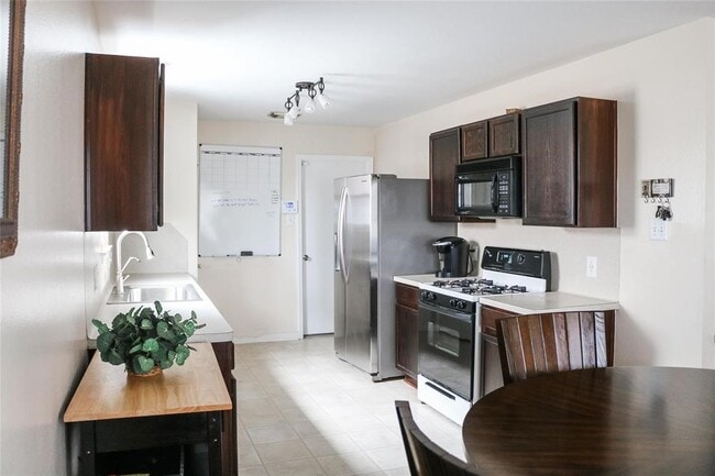 Building Photo - 10038 Revelstoke Dr