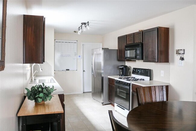 Foto del edificio - 10038 Revelstoke Dr