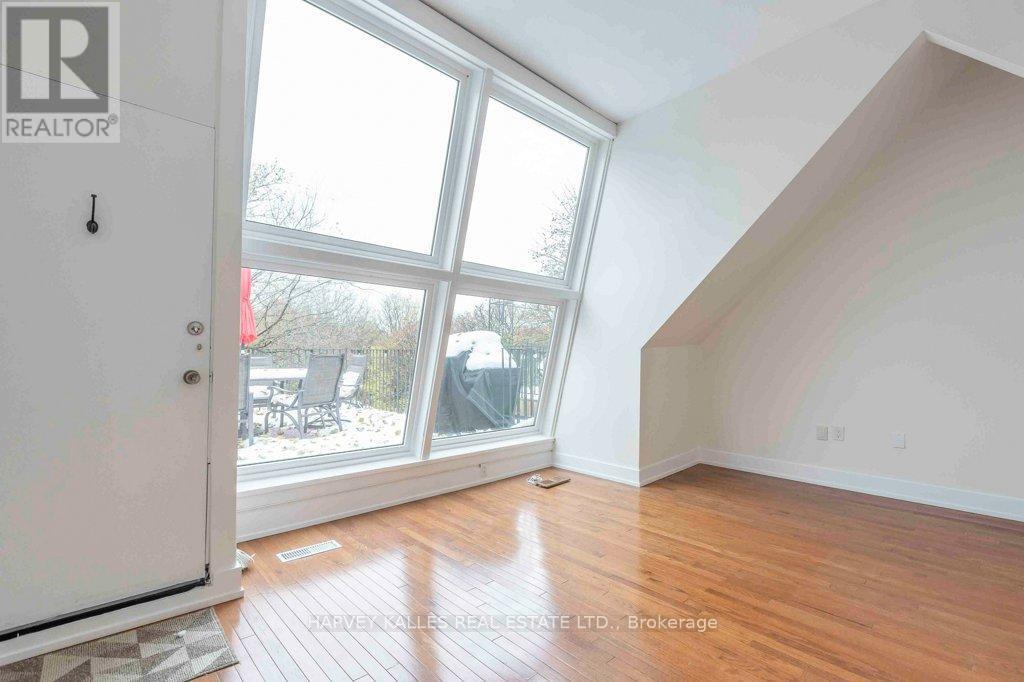 Primary Photo - 148 Collier St