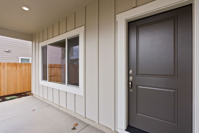 Foto del edificio - 4 bedroom home in desirable neighborhood