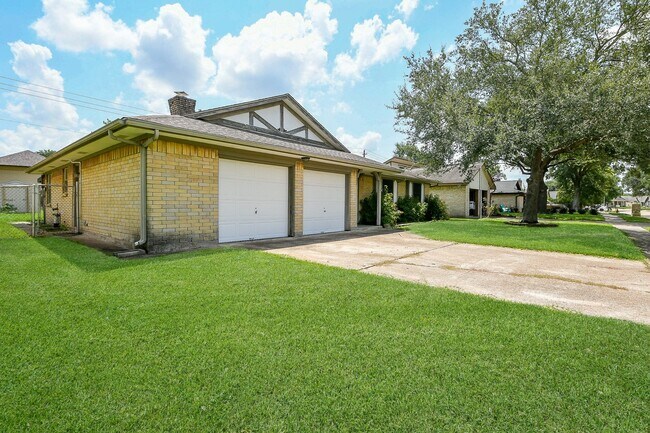 Building Photo - 2213 Westside Dr