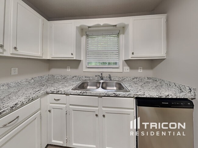 Foto del edificio - 238 Brookside Dr