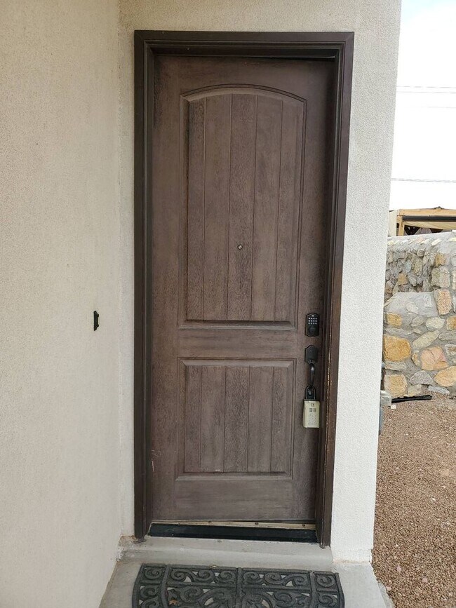 Foto del edificio - HOME FOR RENT IN THE FAR EASTSIDE