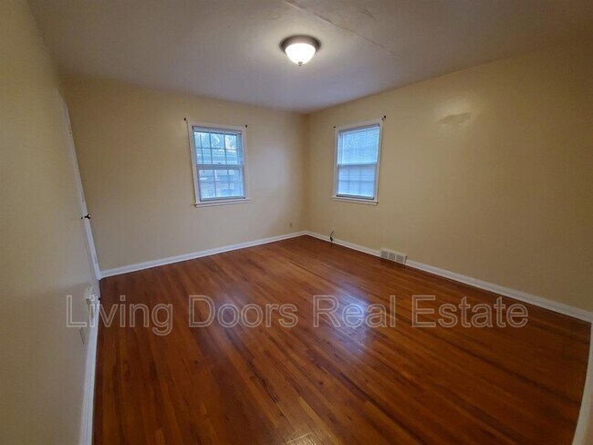 Building Photo - 316 S 47th St