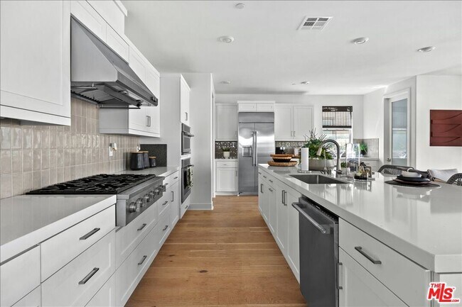 Foto del edificio - 21181 Strathmoor Ln
