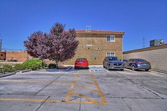 Building Photo - 1909 Wilmoore Dr SE