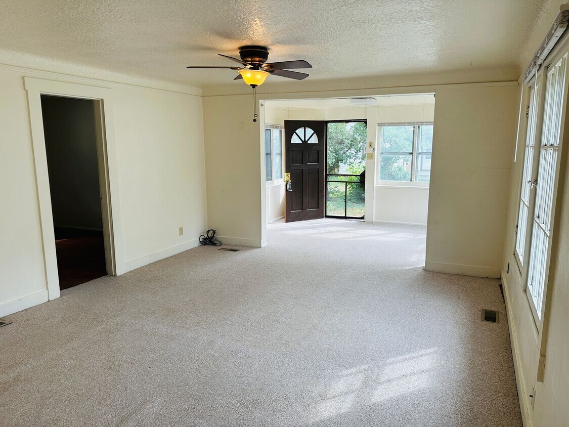 Primary Photo - One Bedroom, One Bath, Freshly Painted wit...