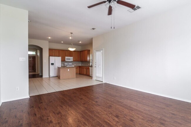 Building Photo - 2560 Daybreak Dr