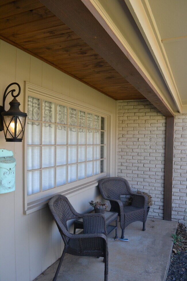Building Photo - Updated Melonie Park Home!