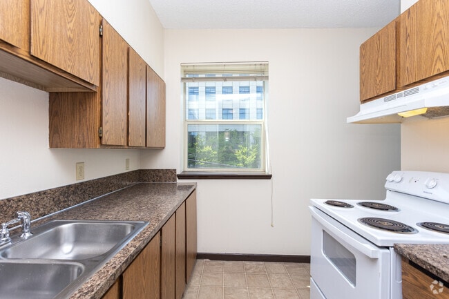 1BR, 1BA - 667SF - Kitchen - Julia Manor