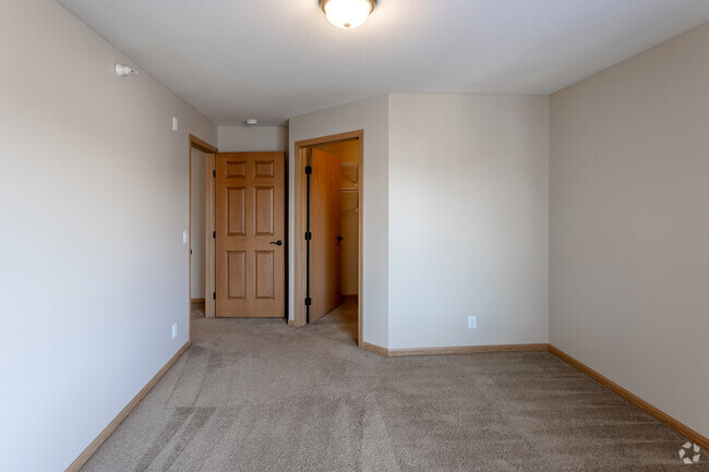 1BR, 1BA - 1,050SF - Bedroom - Cedar Pointe Apartment Homes LLC