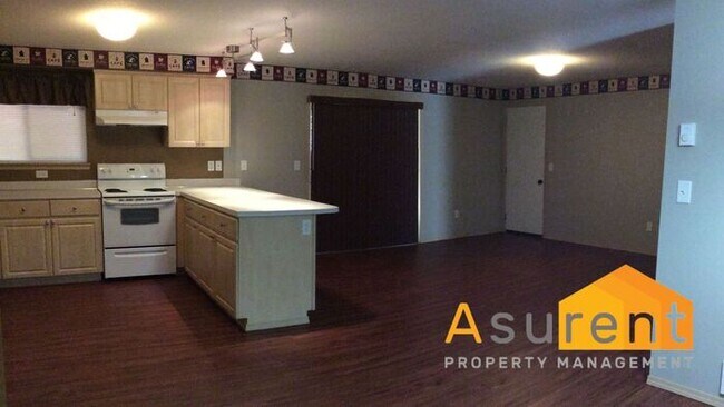 Building Photo - 3 Bed, 2 Bath Home on Large Flag Lot