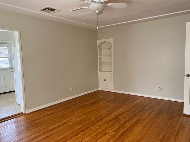 Living room - 707 1/2 Park Avenue