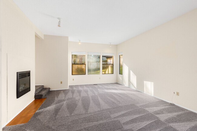 Foto del edificio - Redmond 3 Bedroom 1.5 Bath Garage Duplex
