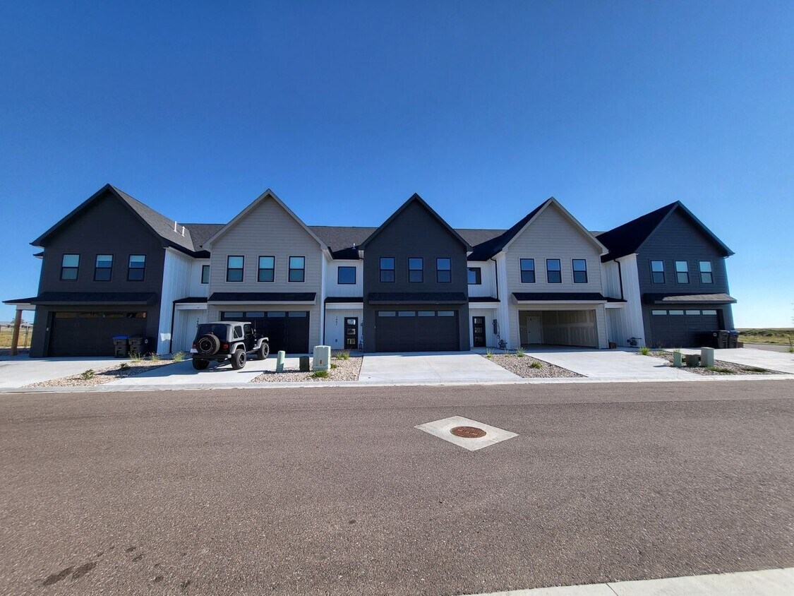Foto principal - Beautiful Newly Built 3 Bedroom 2.5 Bath T...